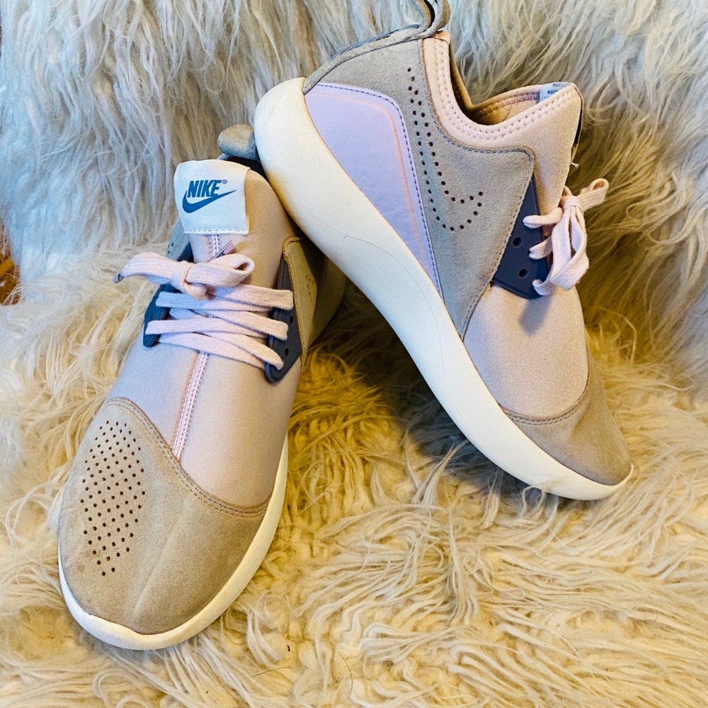 NIKE RUNNING SHOE